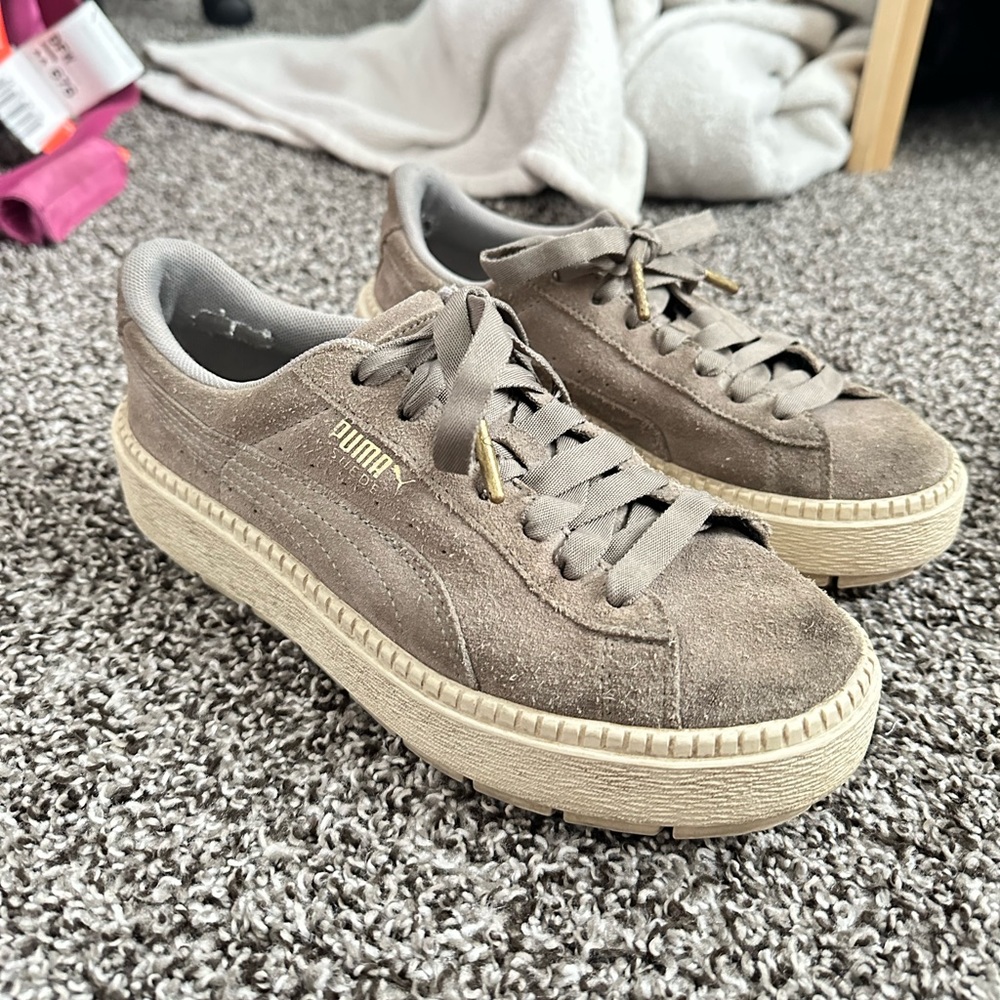 Gray/Beige 7.5 women’s is size Puma Platform sneakers